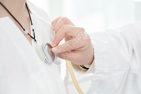 医生用听诊器为病人检查图片