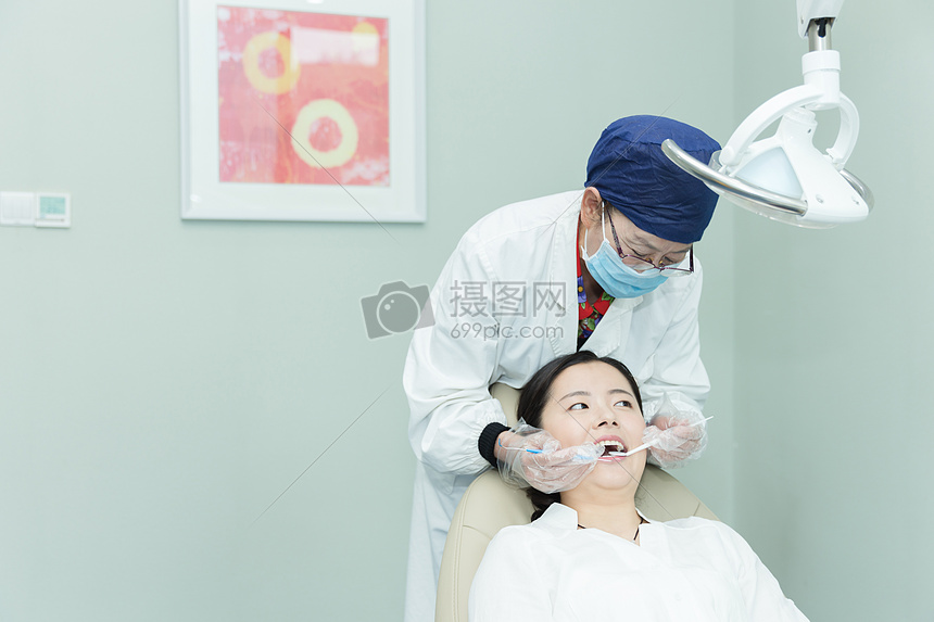 健康医疗医生给美女检查牙齿图片