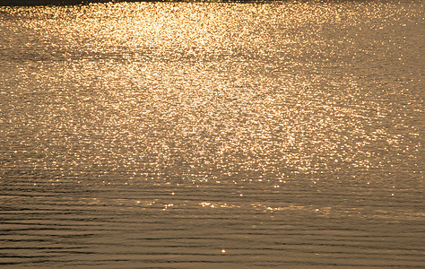 闪亮波光粼粼的湖面图片