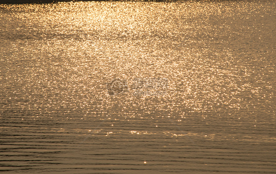 闪亮波光粼粼的湖面图片