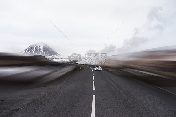 汽车疾驰而过公路雪景图片