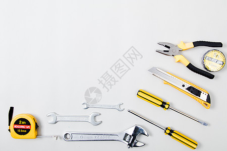 工具钳子整齐排列的各种修理工具背景