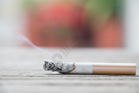 香烟特写抽烟咳嗽高清图片