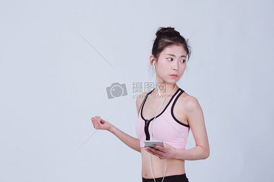 小清新美女运动休息听音乐图片