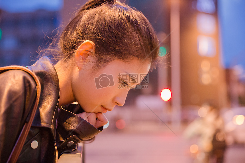 清新文艺女孩夜晚人像图片