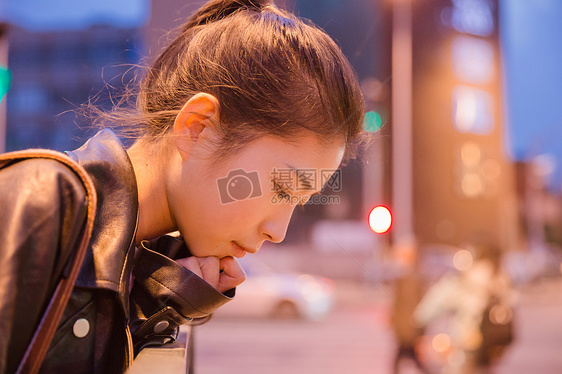 清新文艺女孩夜晚人像图片