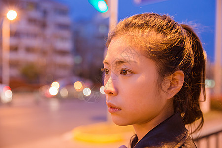 清新文艺女孩夜晚人像图片