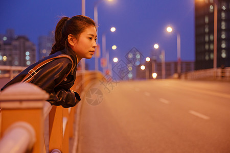 美丽马路清新文艺女孩夜晚人行桥张望背景