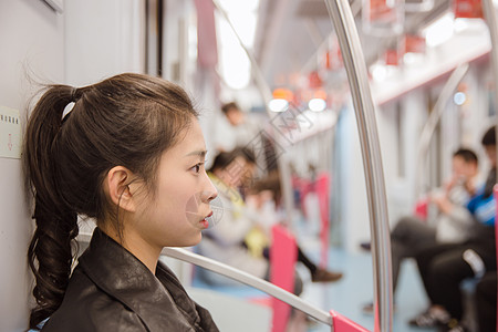 年轻美丽女孩坐地铁图片