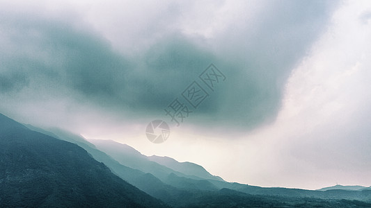 雾气绵绵的莲花山背景图片