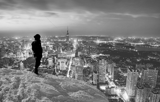 男士背影眺望城市背景黑白图片