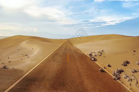 沙漠中的最后一条公路背景图片