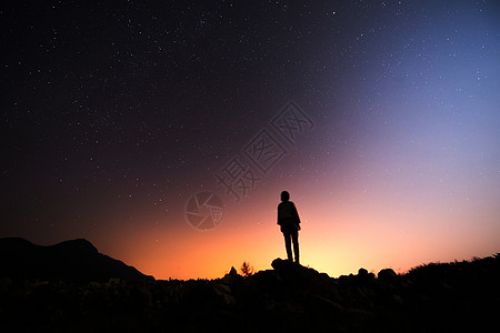 晚上人一个人的星空背景