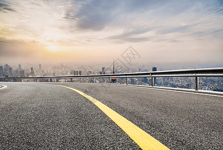 行驶在高速公路上图片