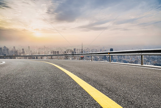 行驶在高速公路上图片