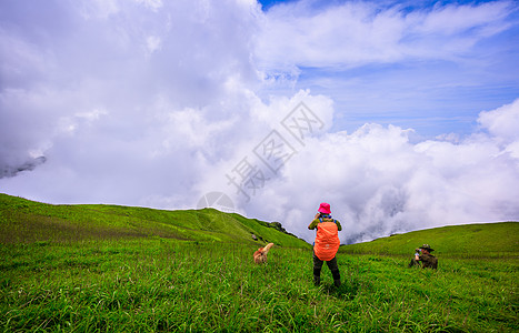 意境山峰登上山峰眺望云海 户外运动登山背景