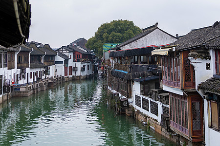 小河流水人家秦淮河上的江南晨景背景