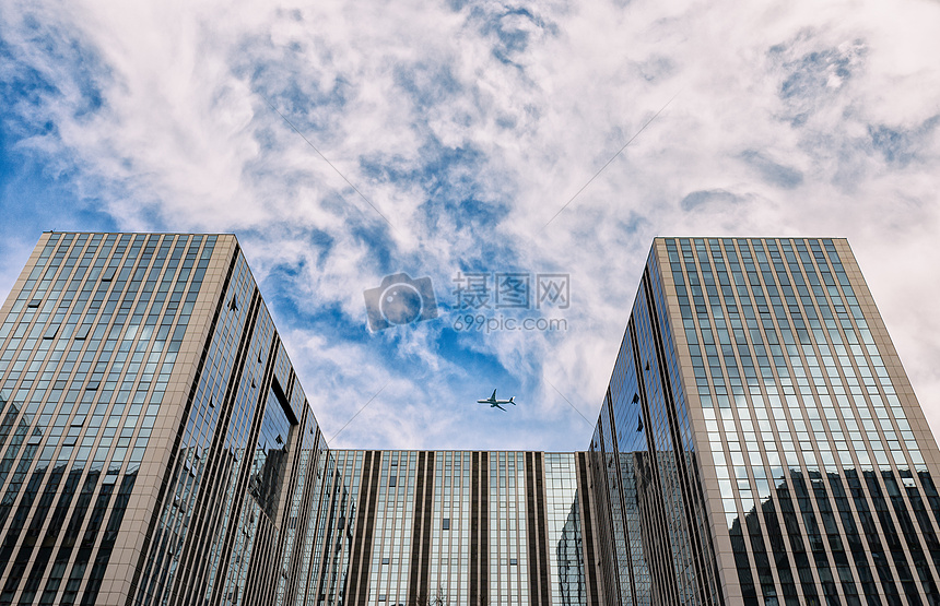 蓝天白云建筑和飞机图片