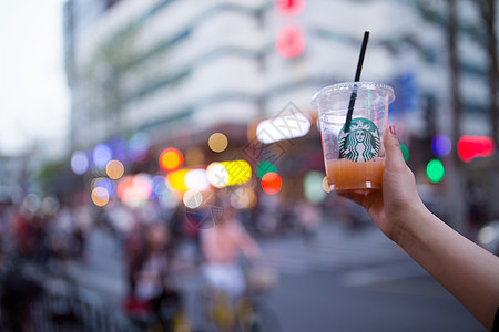 汽车水杯架街头手拿水杯背景