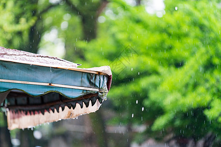 屋檐雨滴拍摄背景图片