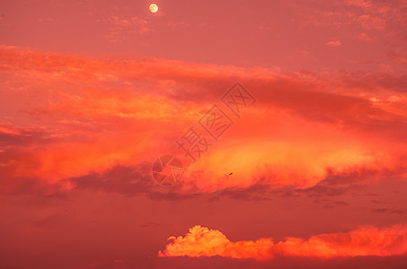 红色晚霞天空的色彩背景