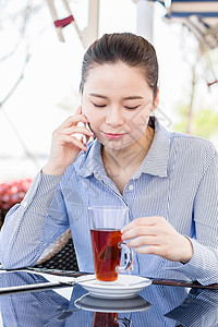 年轻女子在咖啡馆打电话图片