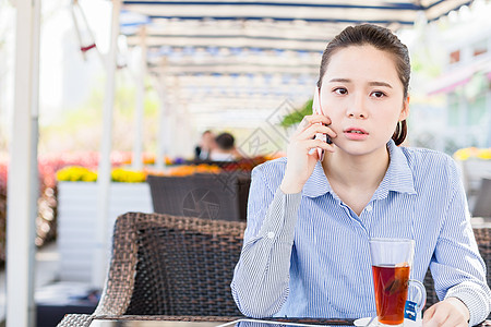 年轻女性在咖啡店打电话图片