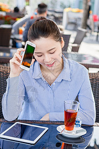 年轻女性户外使用手机休闲放松图片