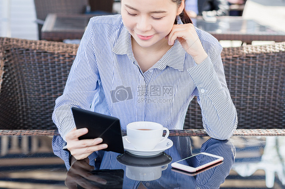 年轻女性咖啡店阅读电子书图片