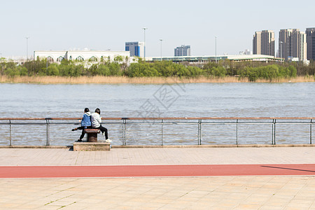 坐在江边看风景的人图片