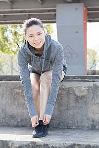 穿鞋方式女性户外运动系鞋带背景