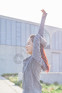 年轻女性户外运动准备动作图片