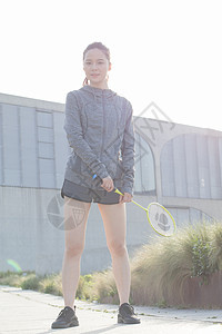 女性户外运动羽毛球图片