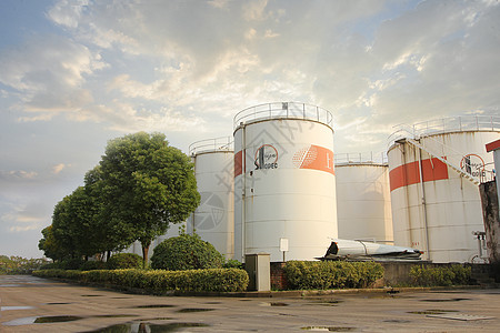 润滑油厂区储油罐图片素材