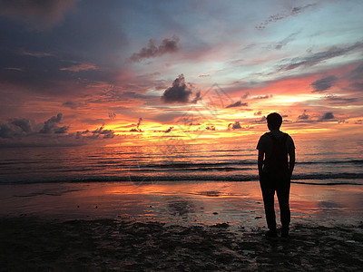 沙滩剪影夕阳下的人物剪影背景