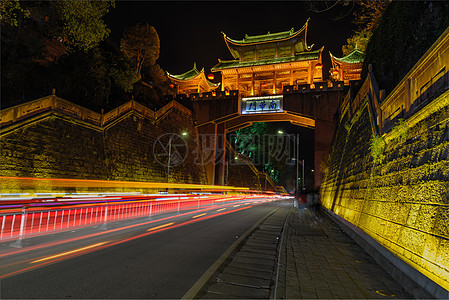 凤凰古城城门车轨夜景图片