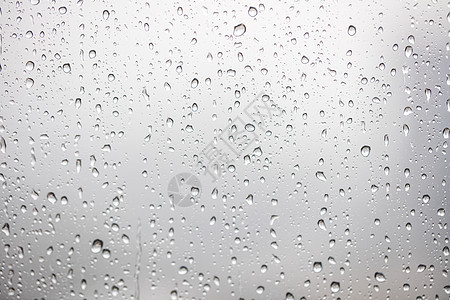 窗口的雨滴图片