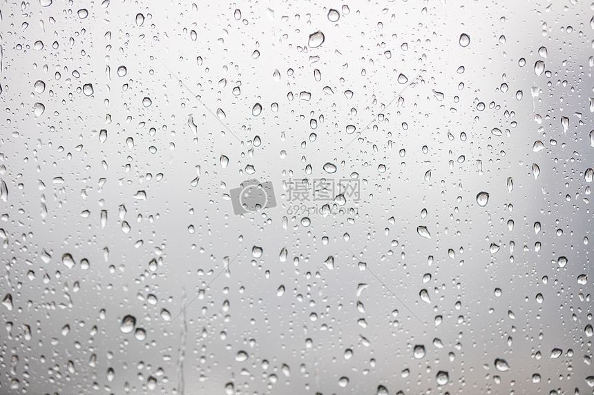 窗口的雨滴图片