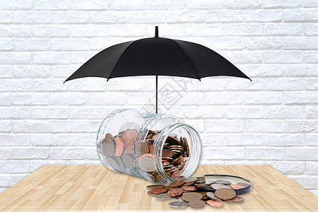 商业存钱罐的保护伞概念图图片