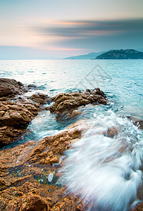 小梅沙拉丝海滩礁石背景图片