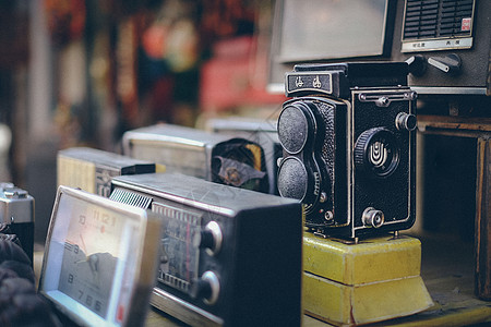古玩市场里的古董相机 古董收音机图片