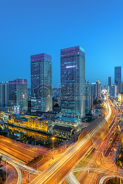 繁华城市商业区夜景图片
