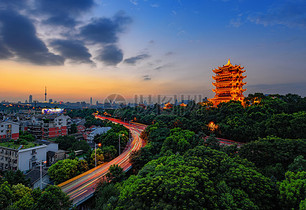 黄鹤楼夜景车轨图片