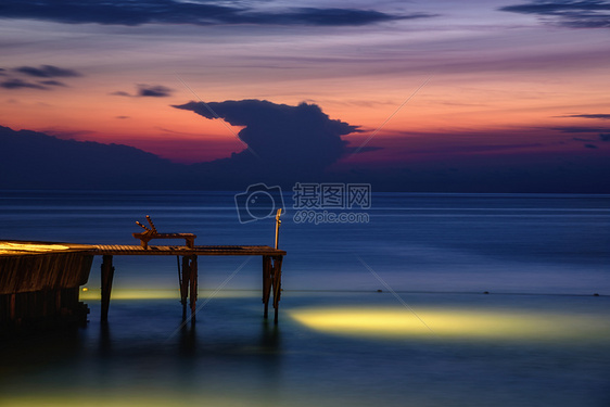 夜幕下海边的观景台图片