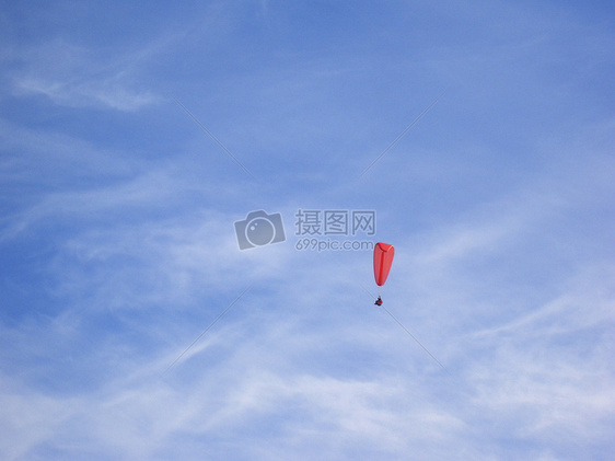 蓝天中自由翱翔的热气球图片