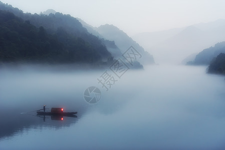 雾中的渔船湖面梦幻湖高清图片