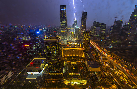 北京暴雨雷电大雨中的城市背景