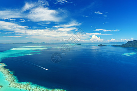 马来西亚岛屿蓝天白云海平面背景