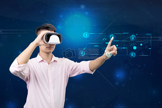 男人戴着VR眼镜模拟操作图片