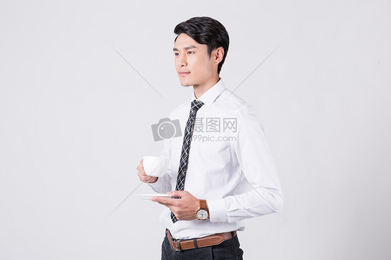时尚商务男士端着咖啡喝咖啡图片